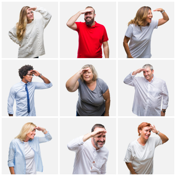 一群青年、中年和老年人在孤立的背景下非常幸福地微笑着，手越过头顶望着远方。搜索概念。图片下载