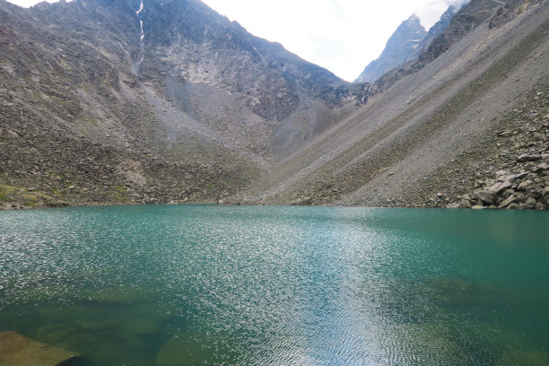 绿松石山湖。俄罗斯阿尔泰山，山魂湖图片下载