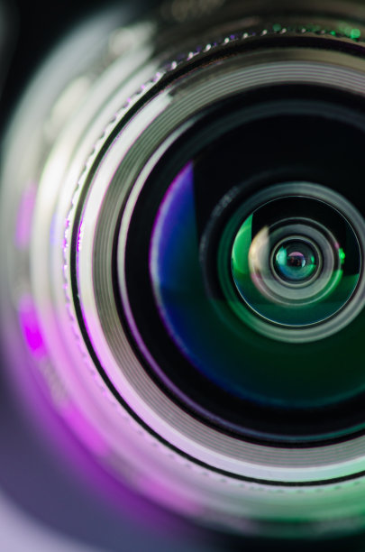 相机镜头和背光是紫绿色的。垂直图图片下载
