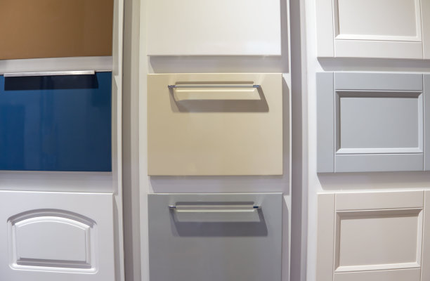 彩色木纹抽屉。现代厨房抽屉的正面视图。图片下载