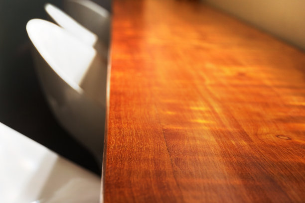 顶部的木材在咖啡馆和餐厅与白色的椅子室内背景图片下载