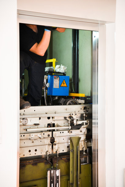 修电梯的人图片下载