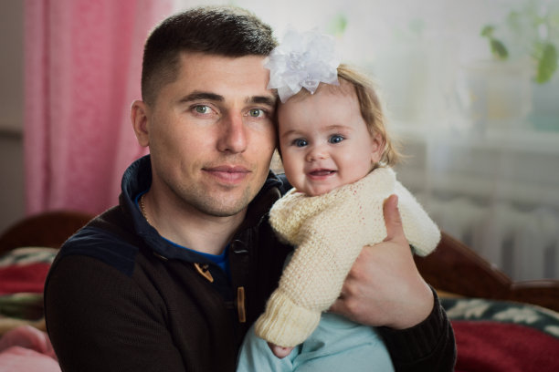 父亲和小女儿坐在舒适的房子里图片下载