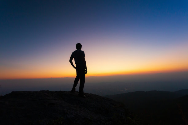 在山上看日落的人图片下载