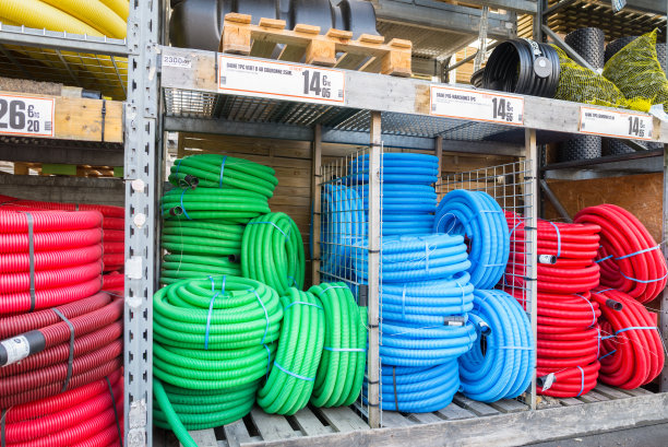 在DIY商店出售的塑料材料图片下载