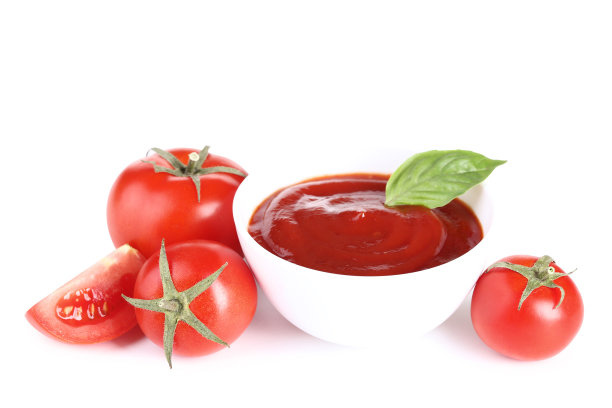 碗里的蕃茄酱和孤立的罗勒叶放在白色背景上图片下载