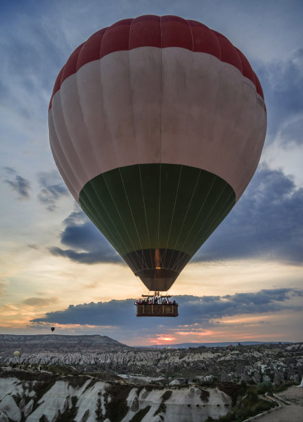 热气球在土耳其卡帕多西亚的日出时分起飞图片下载