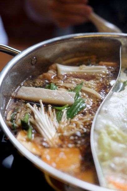 近距离图片的火锅与蔬菜和猪肉图片下载