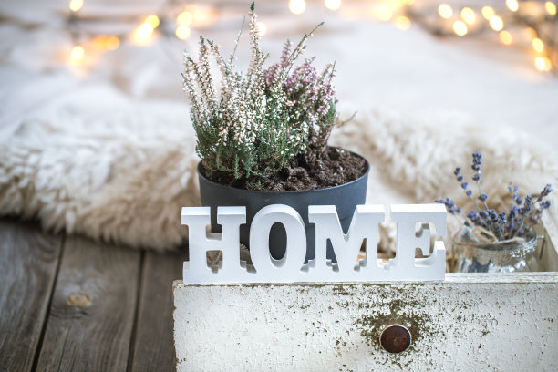 木制背景上的舒适的家庭组成图片下载