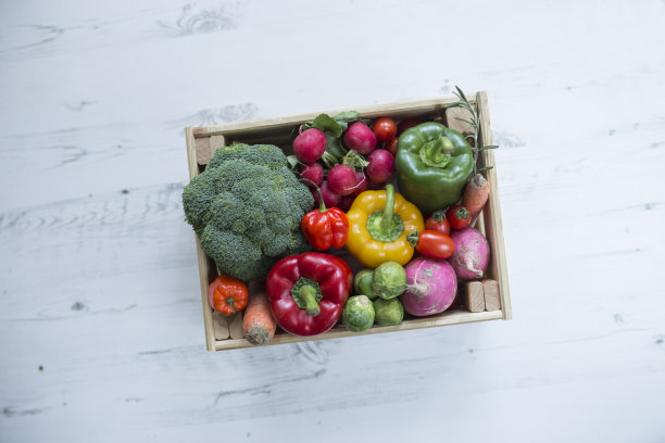 素菜在木盒与白木背景图片下载