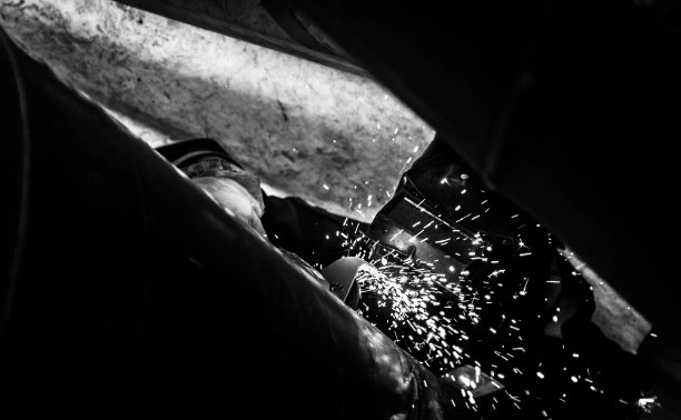 一个焊接工人图片下载