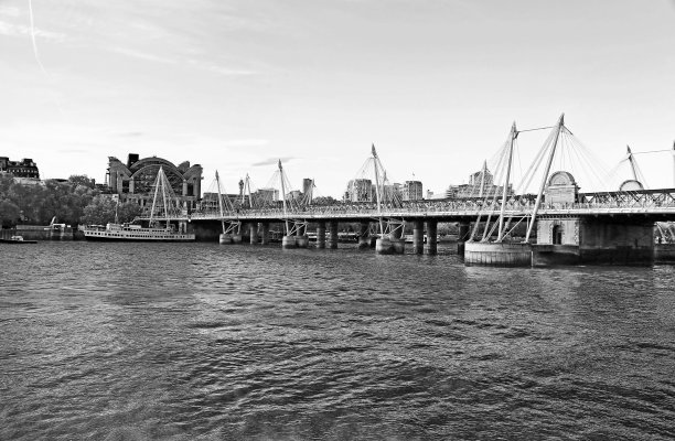 泰晤士河畔伦敦城的黑白照片图片下载