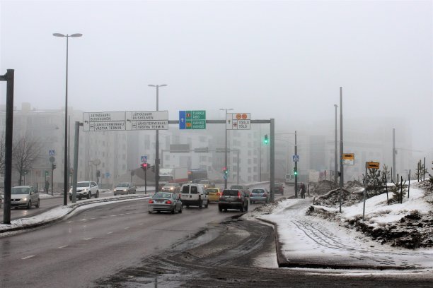 2012年3月，芬兰赫尔辛基。海港附近交通繁忙的街道。图片下载