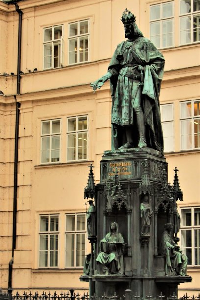 布拉格，捷克共和国，2015年1月。皇帝和国王查理四世的纪念碑图片下载
