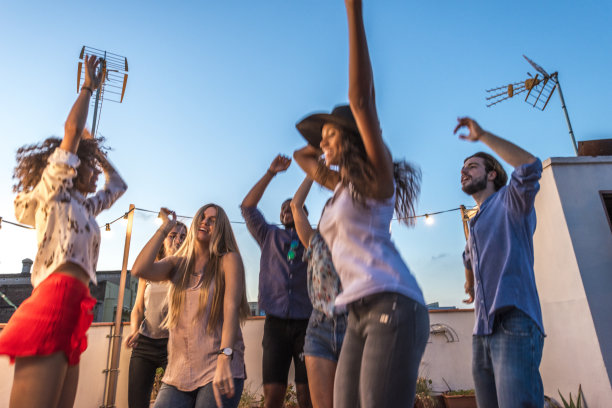 屋顶的舞蹈场景图片下载