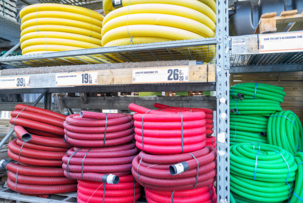 在DIY商店出售的塑料材料图片下载