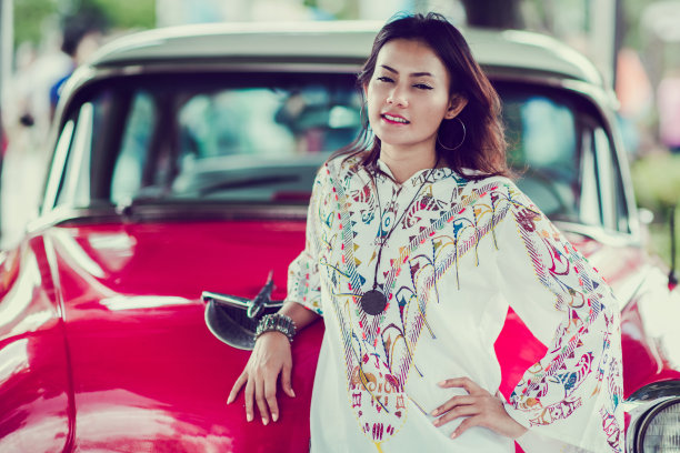 亚洲女性正在摆出适合快乐心情的姿势。图片下载