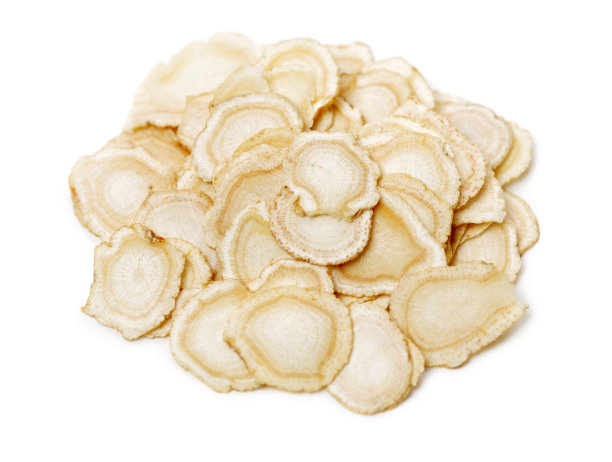 中草药西洋参片(西洋参)在白色背景上分离图片下载