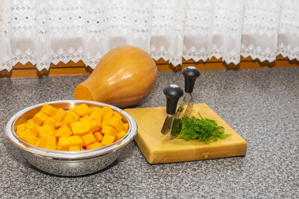 用绿莳萝和菜刀将南瓜切成小块图片下载