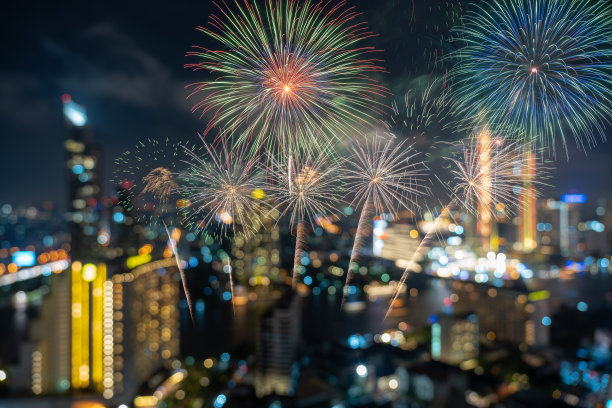 美妙的多色烟花庆祝活动在抽象照片模糊曼谷城市景，河的景色在黄昏时间，新年快乐和庆祝概念图片下载