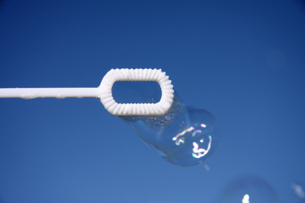 泡沫吹在湛蓝的天空图片下载