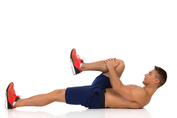 臀大肌伸展。妈妈躺在地板上图片下载