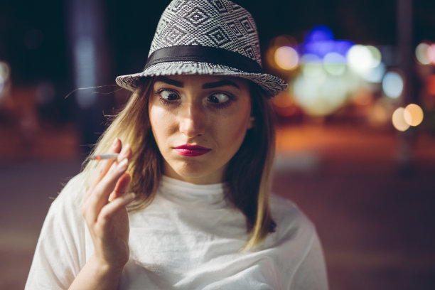 抽烟的时髦漂亮女人图片下载