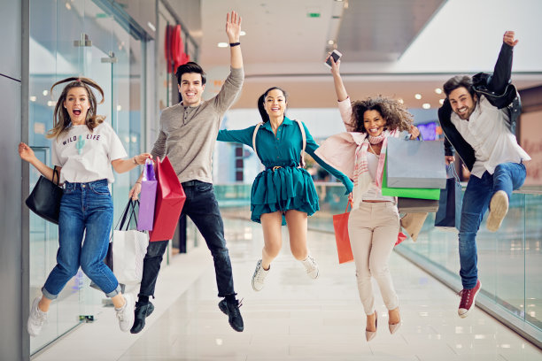 快乐的购物朋友们正在商场里蹦蹦跳跳图片下载