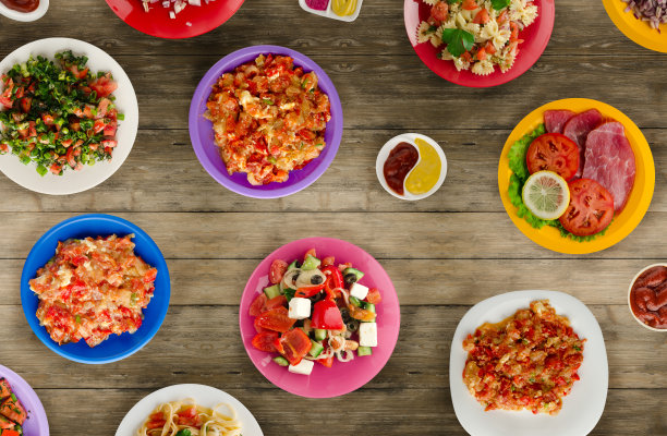 桌上放着带蔬菜和酱汁的意大利面。盘子里的意大利面。地中海食物。图片下载