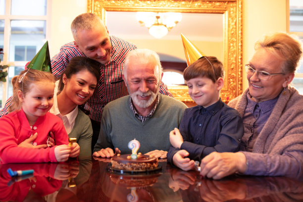 家庭庆祝一个特殊的日子图片下载
