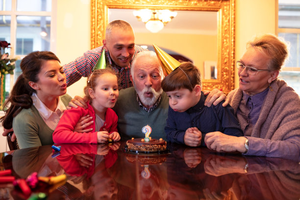 家庭庆祝一个特殊的日子图片下载