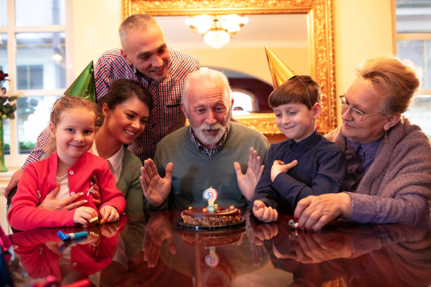 全家欢度生日图片下载