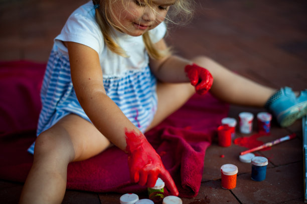女孩是绘画图片下载
