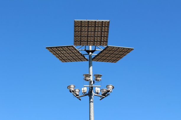 浅灰色的金属杆支撑着现代LED路灯反射器，指向大型反射板图片下载