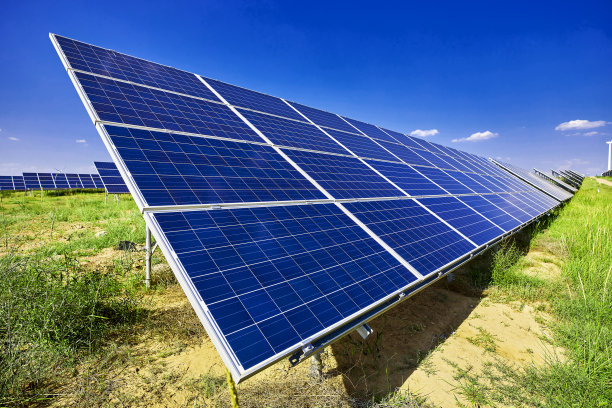 户外蓝天白云下的太阳能光伏板细节图片图片下载