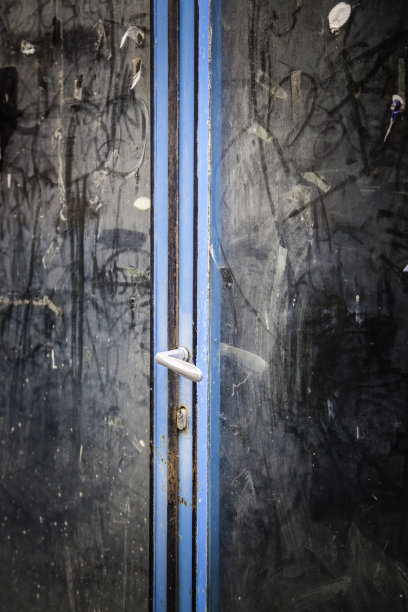 废弃的玻璃门图片下载