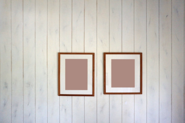 两幅画木框挂在白色斑驳的木板墙上纹理图片下载