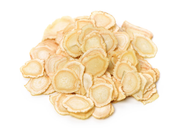 中草药西洋参片(西洋参)在白色背景上分离图片下载