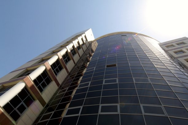 商业高层建筑在阳光下熠熠生辉图片下载