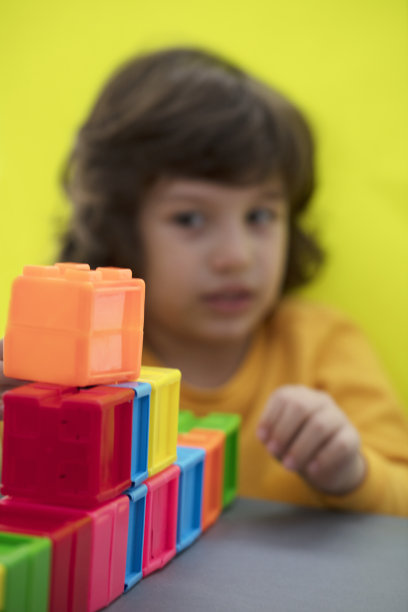 小男孩用塑料玩具积木建造。图片下载