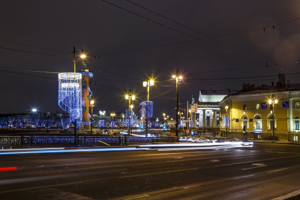 维丝利瓦斯基岛的一座桥上有汽车前灯的追踪器，圣诞夜的照明，前景是道路。图片下载