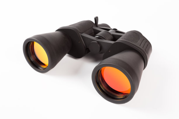 黑色双筒望远镜与橙色透镜隔离在白色背景图片下载