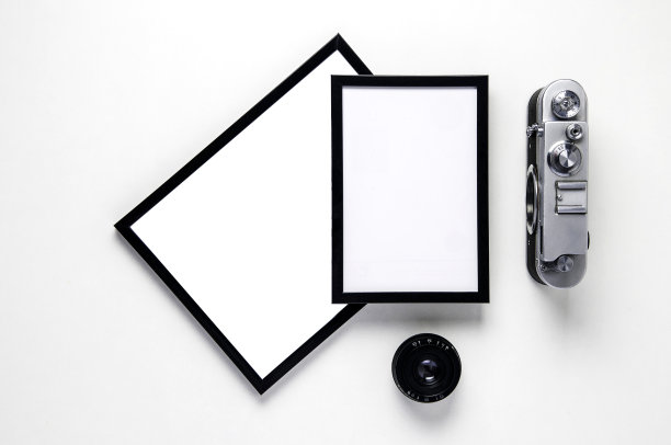 白色背景上的旧相机和框架图片下载