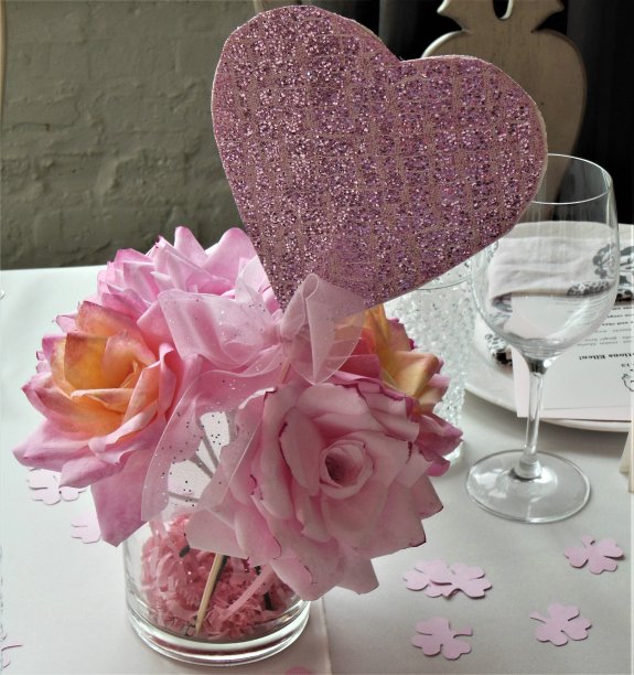 粉红色的纸玫瑰，粉红色的心形图片下载