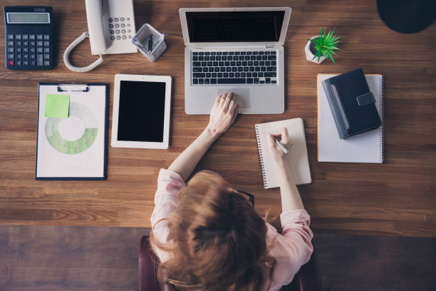 近看，上面，上面，高角度，观看照片，漂亮的，她，她的商务女士，工作，白天，晚上，通知，网络课程信息，桌子，纸张，笔记本，组织者，坐办公椅，穿着，眼镜，衬衫，正装图片下载