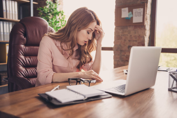 特写照片美丽的她，她的商务夫人，手，手臂，前额，眼睛，闭上，疲倦，失败，工作，白天，晚上，没有结果，笔记本，桌子，坐办公椅，穿着眼镜，衬衫，正式穿着图片下载