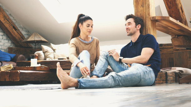 幸福的夫妻在家里互相聊天图片下载