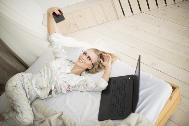 一名自由职业者清晨躺在床上自拍图片下载