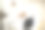 一名自由职业者清晨躺在床上自拍图片下载