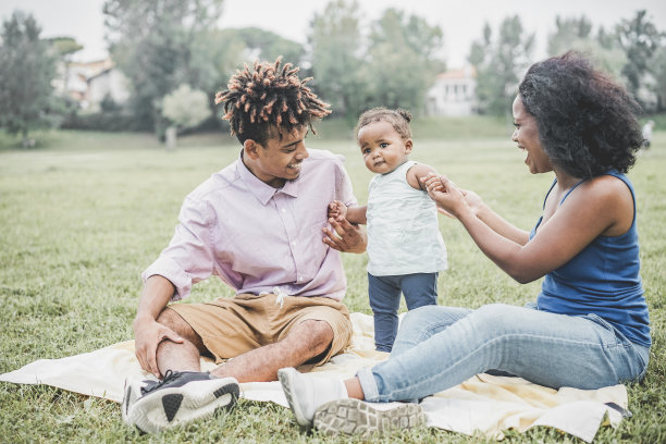 快乐的黑人家庭在户外野餐-父母和他们的女儿享受时间在一个周末-爱温柔的时刻和幸福的概念-专注于脸图片下载